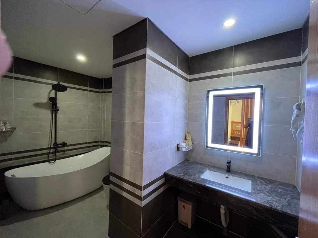 Separate bathtub and shower, rainfall showerhead, designer toiletries