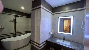 Chambre | Salle de bain | Baignoire et douche séparées, douche à « effet pluie »