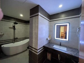Habitación básica | Baño | Tina y regadera independientes y regadera tipo lluvia 