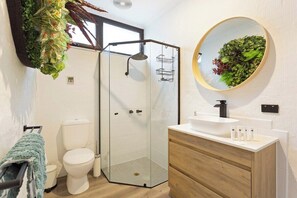 Baignoire, séchoir à cheveux, serviettes fournies