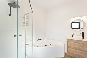 Badekar, hårtørrer, håndklæder