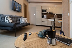 TV - Regarda - Residenza GJ - G floor modern onebedroom apartment with roof terrace (Lazise)