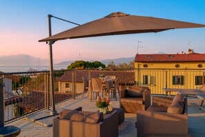 Outdoor dining - Regarda - Residenza GJ  1 floor modern onebedroom apartment with roof terrace (Lazise)