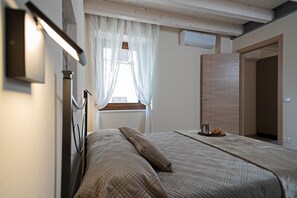 1 slaapkamer, een strijkplank/strijkijzer, gratis wifi, beddengoed
