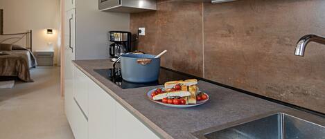 Réfrigérateur, four à micro-ondes, lave-vaisselle, cafetiÚre-théiÚre