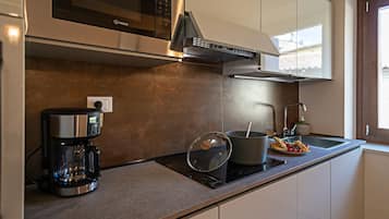 Fridge, microwave, dishwasher, coffee/tea maker