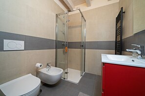 Douche, sèche-cheveux, serviettes fournies