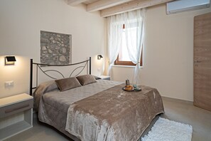 1 slaapkamer, een strijkplank/strijkijzer, gratis wifi, beddengoed