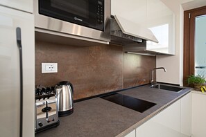 Geladeira, micro-ondas, lava-louças, cafeteira/chaleira