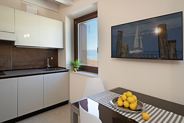 Dining - Regarda - Residenza GJ - 2 floor modern onebedroom apartment with roof terrace (Lazise)