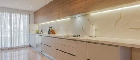 Kjøleskap, mikrobølgeovn, ovn og kokeplater