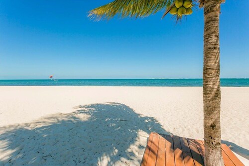 Relaxing Escape, Private Beach and Rooftop