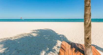 Relaxing Escape, Private Beach and Rooftop