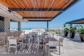 Outdoor dining - Relaxing Escape, Private Beach and Rooftop (Cancun)