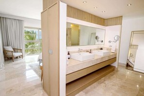 Badekar, hårtørrer, håndklæder, Sæbe