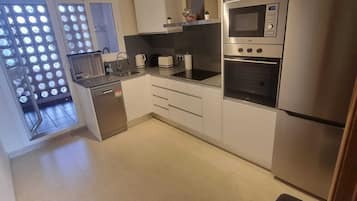 KĂŒhlschrank, Mikrowelle, Ofen, Toaster