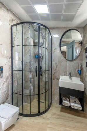 Douche, douche à « effet pluie », articles de toilette de luxe