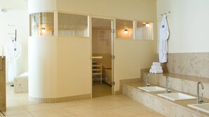 A modern bathroom with a large bathtub, two sinks, and a mirror. - Appartment mit Balkon und Seeblick (Grundlsee)
