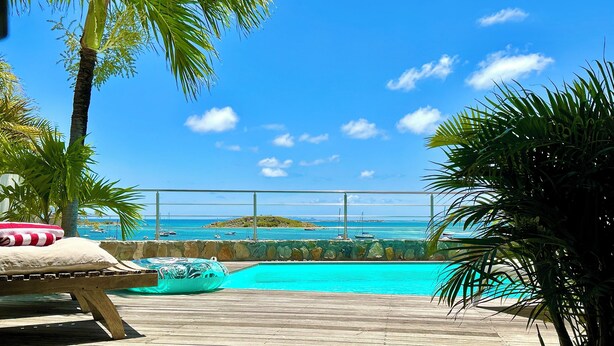 A wooden deck with a pool, palm trees, and a view of the ocean. - C'EST LA VIE !PRIVATE POOL AND AMAZING VIEWS ON PINEL ISLAND AND PETITE CLEF🌴 (Cul de sac)
