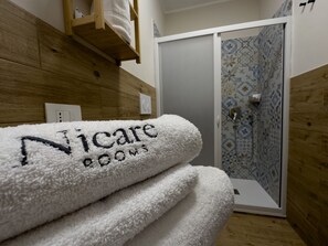 تجهيزات دش، مجففات شعر، مراحيض شطف، مناشف