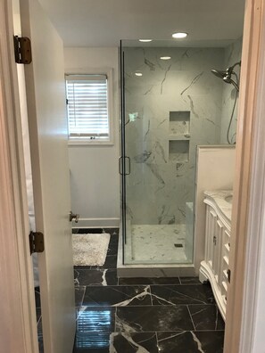 Dusche, Haartrockner, Handtücher, Toilettenpapier
