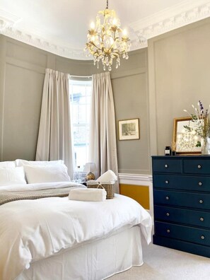 1 Schlafzimmer, Schreibtisch, Bügeleisen/Bügelbrett