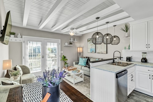 The Scooby Shack-A fully remodeled home with private neighborhood beach access!