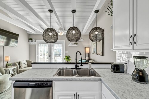 The Scooby Shack-A fully remodeled home with private neighborhood beach access!