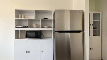 Een koelkast, een microgolfoven, een koffiezetapparaat/waterkoker