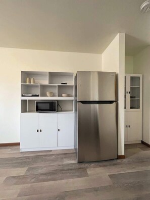 Jääkaappi, mikroaaltouuni, kahvin-/teenkeitin