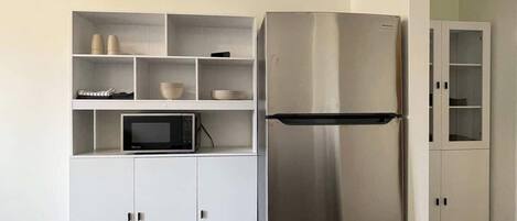 冷蔵庫、電子レンジ、コーヒー / ティーメーカー、調理器具と食器