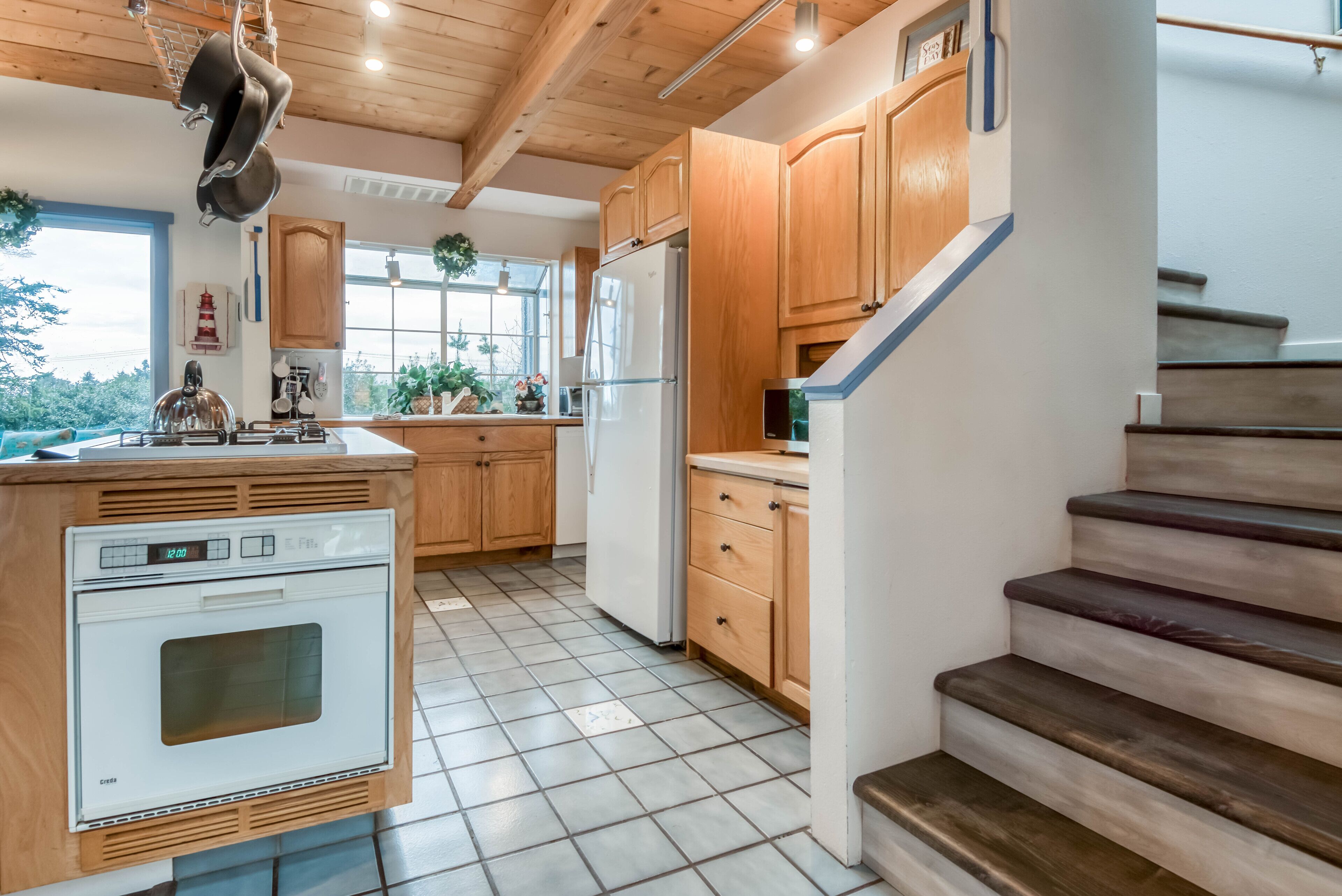 Charming Lincoln City Home has Ocean Views, Hot Tub, Fire Pit, and Pool Table!