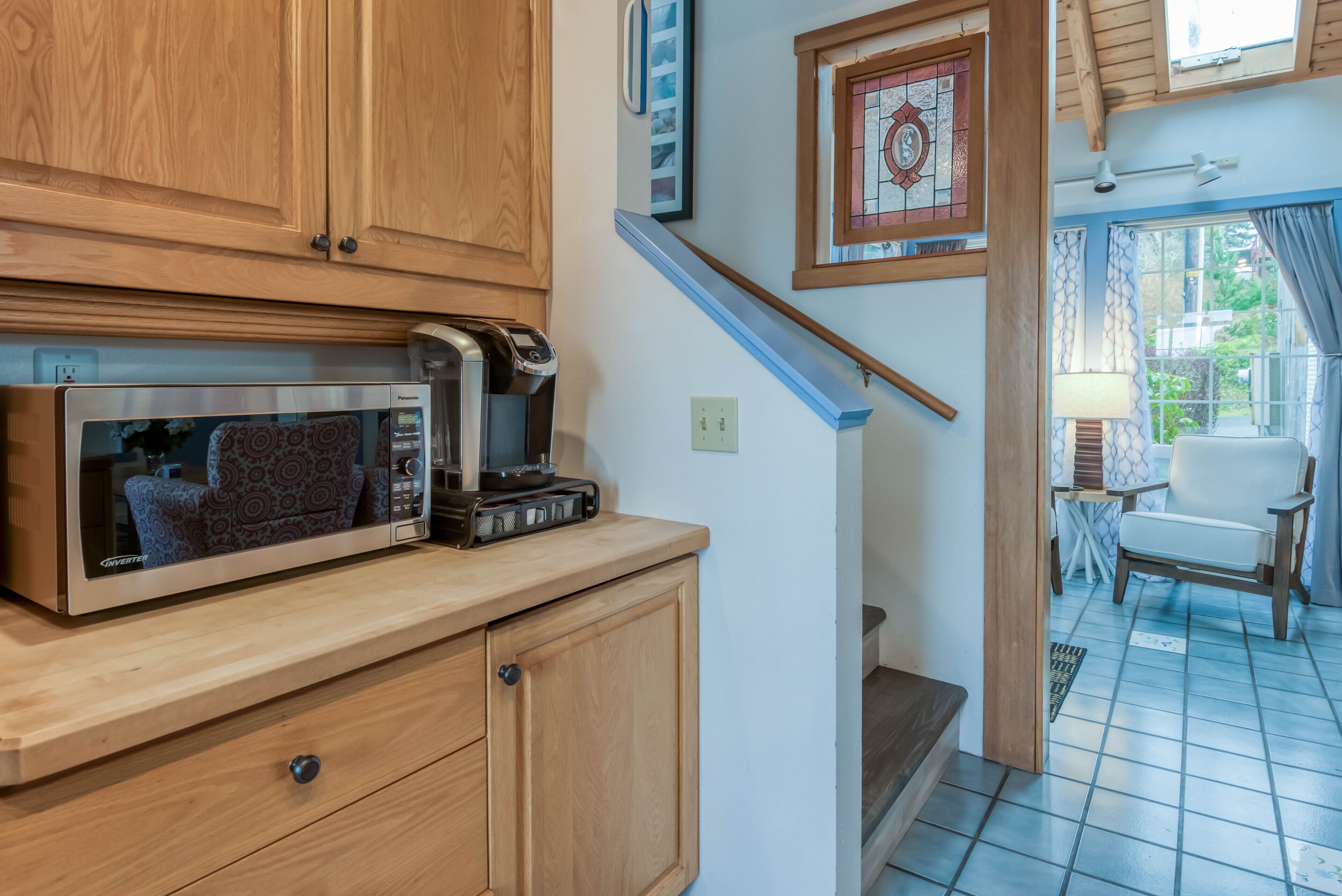 Charming Lincoln City Home has Ocean Views, Hot Tub, Fire Pit, and Pool Table!