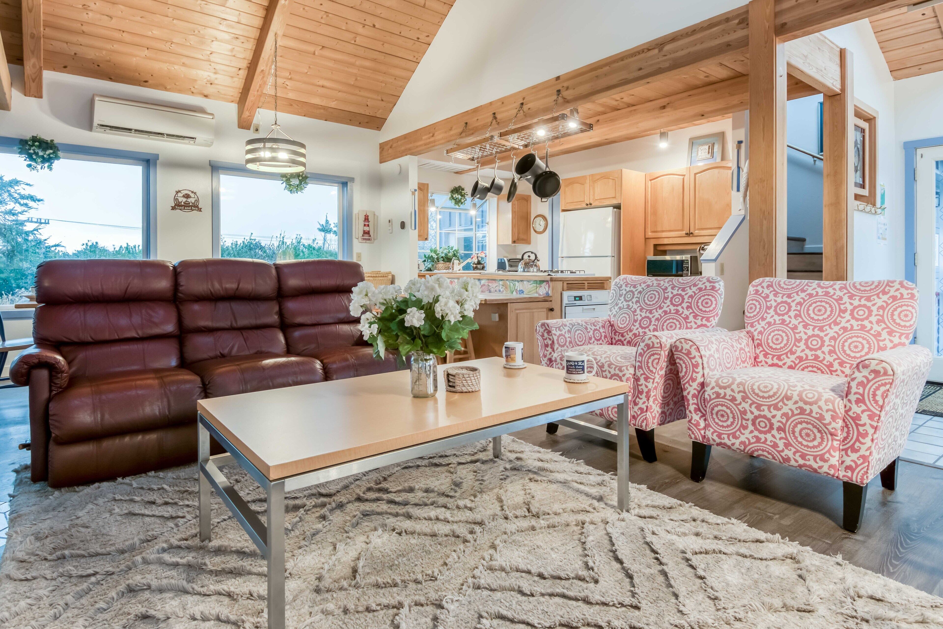 Charming Lincoln City Home has Ocean Views, Hot Tub, Fire Pit, and Pool Table!