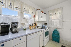 Fridge, microwave, oven, stovetop - Breezy Corner by Seaside Vacations & Sales (Chincoteague)
