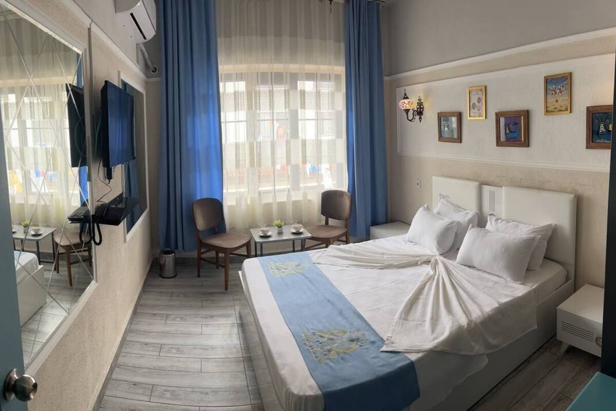 standard triple room, smoking, city view | hypo-allergenic bedding, free wifi, bed sheets