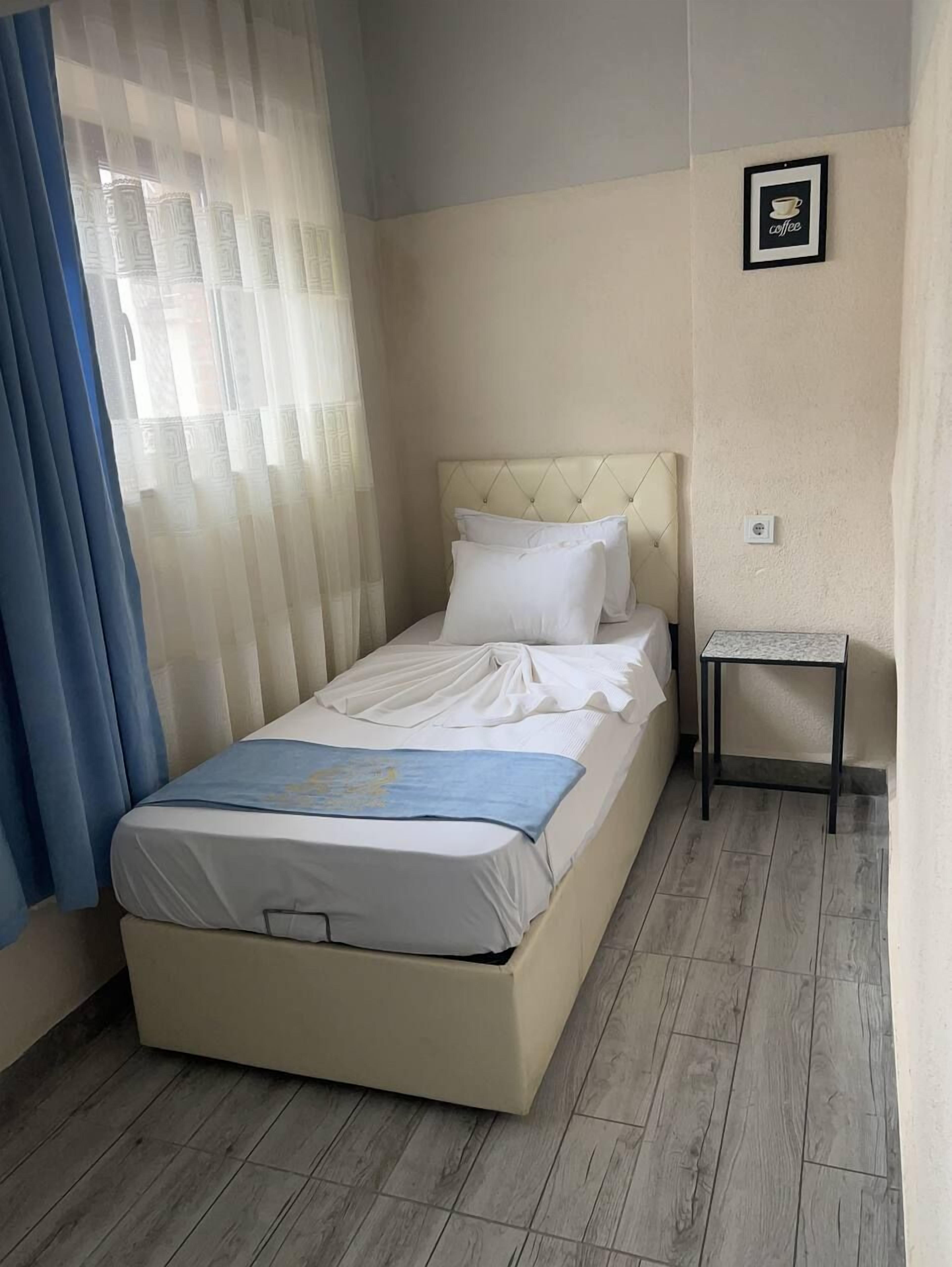 standard triple room, smoking, city view | hypo-allergenic bedding, free wifi, bed sheets