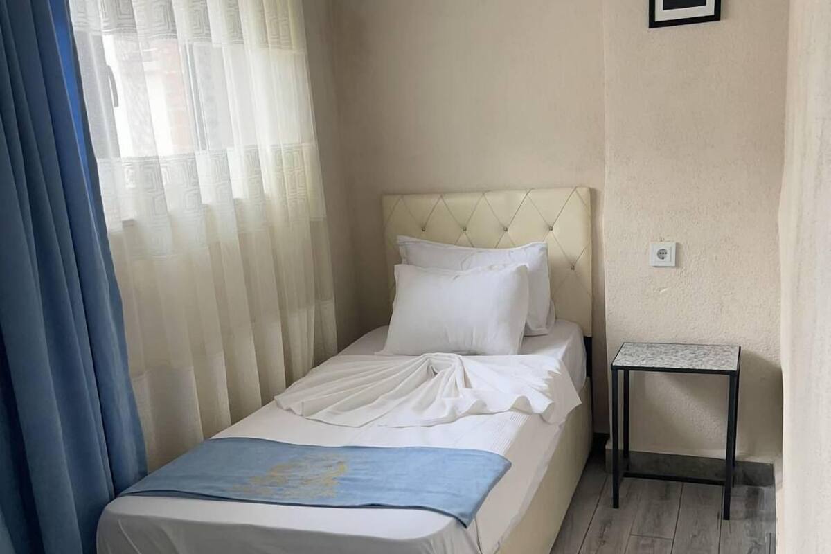 standard triple room, smoking, city view | hypo-allergenic bedding, free wifi, bed sheets