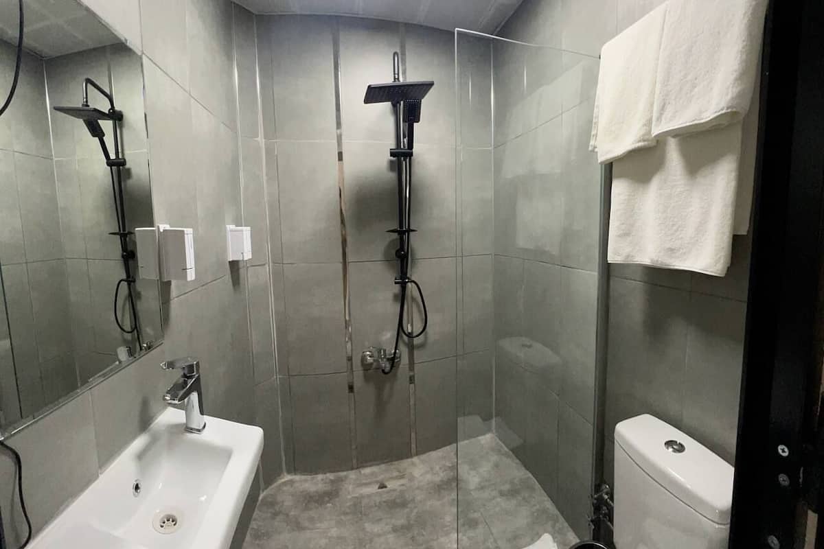 standard room, smoking, city view | bathroom | shower, rainfall showerhead, hair dryer, towels
