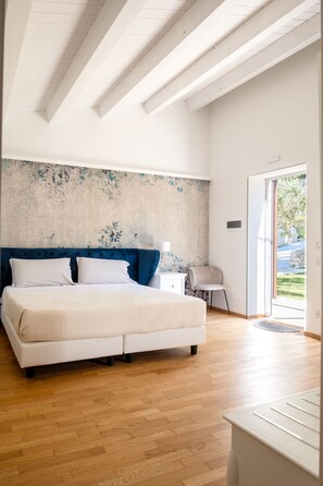 Dobbelt- eller tomannsrom – comfort | Dundyner, minibar, safe på rommet og blendingsgardiner