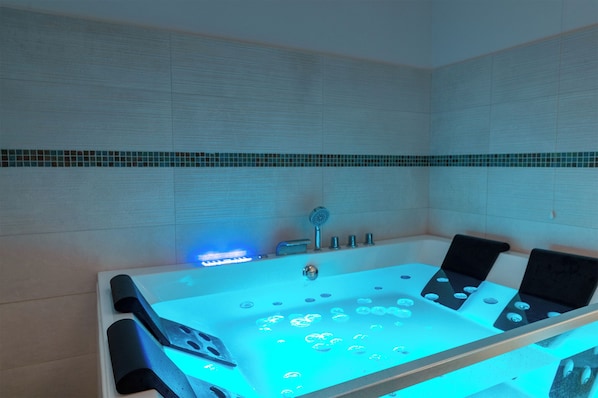 Elite Double or Twin Room | Bathroom | Slippers