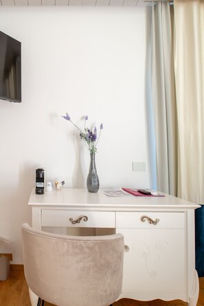 Dobbelt- eller tomannsrom – comfort | Dundyner, minibar, safe på rommet og blendingsgardiner