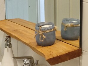 A wooden shelf with two jars tied with twine. - B&B il Faso vicino Zoosafari di Fasano (Fasano)