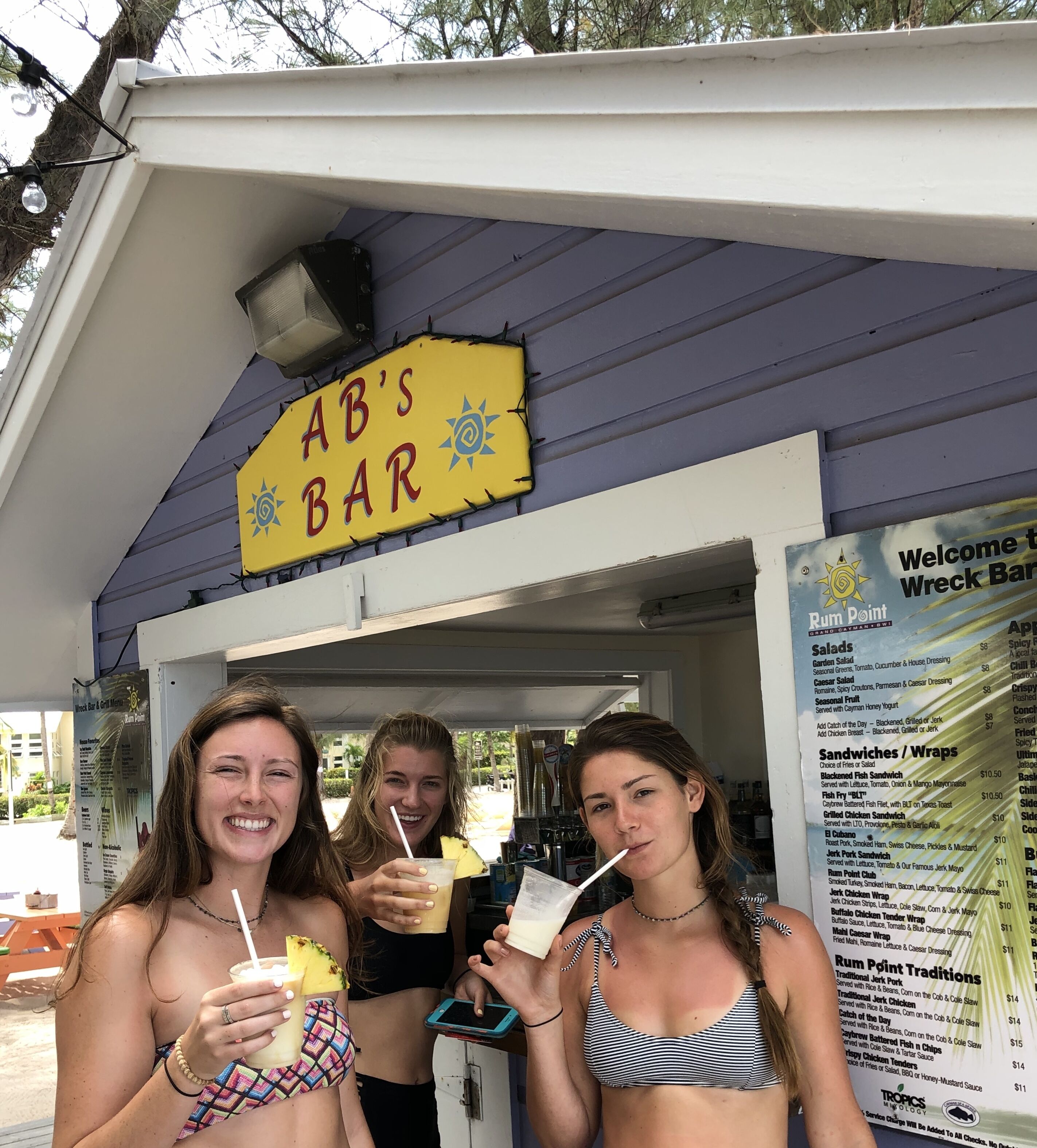Eine Bar mit einem gelben Schild, auf dem 