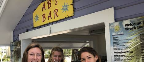 Eine Bar mit einem gelben Schild, auf dem