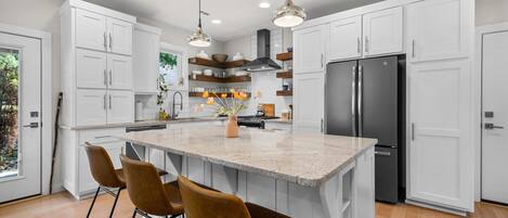 Kühlschrank, Mikrowelle, Ofen, Herdplatte