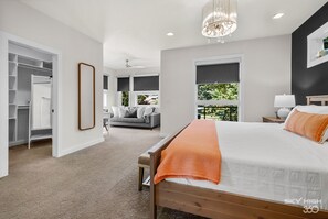2 bedrooms, desk, iron/ironing board, travel cot - TᕼE ᒍᑌᑎIᑭEᖇ- Ace location between Coler & Slaughter Pen (Bentonville)
