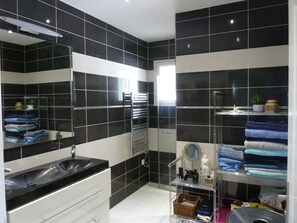 Een douche, een haardroger, handdoeken, zeep