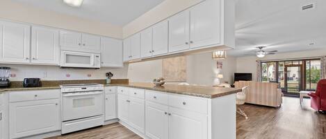 Jääkaappi, mikroaaltouuni, uuni, liesi