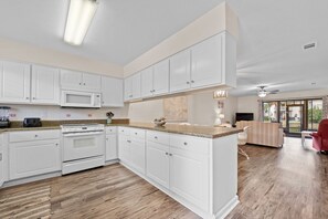 Frigorifero, microonde, forno, piano cottura